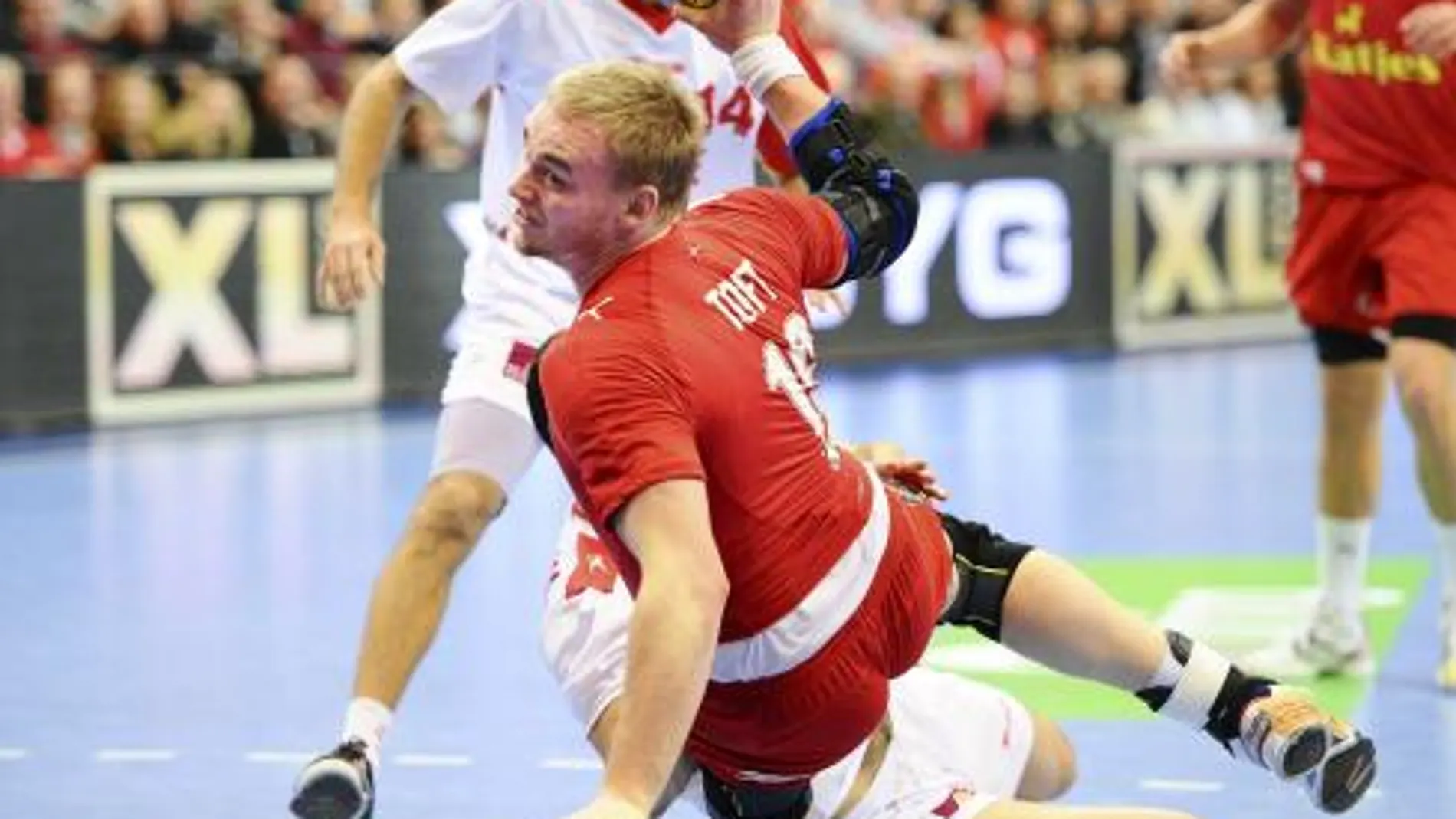 El danés Rene Toft Hansen intenta marcar un gol durante la semifinal del Campeonato del Mundo de Balonmano