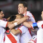 Los jugadores del River celebran el gol conseguido por el uruguayo Díaz
