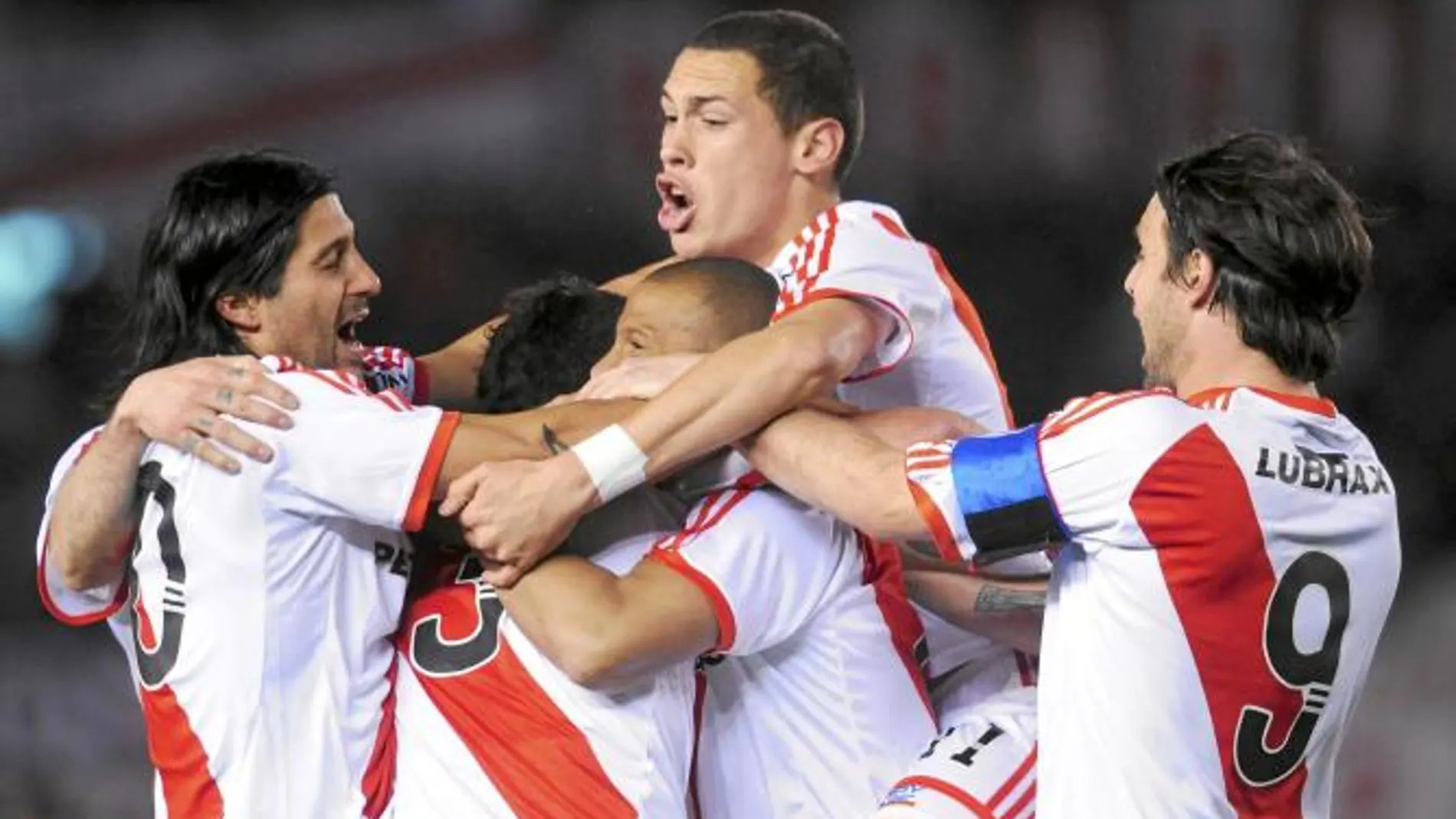 Los jugadores del River celebran el gol conseguido por el uruguayo Díaz