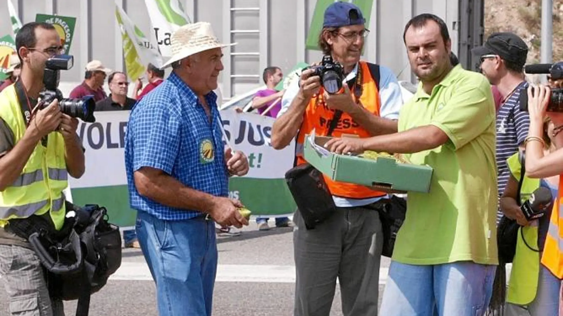 Agricultores valencianos y catalanes en la frontera de La Jonquera