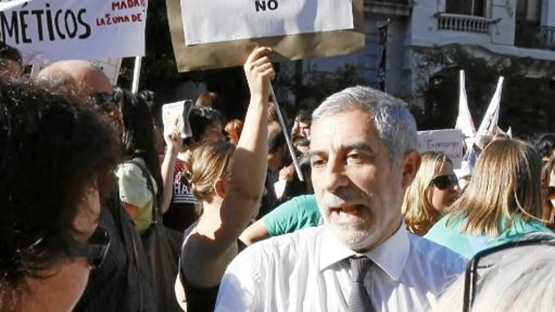 Gaspar Llamazares, diputado de IU, en una de las manifestaciones dando su apoyo al movimiento 15-M