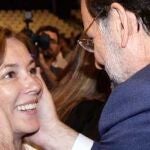 Rajoy saluda a su mujer, Elvira Fernández, en un acto político