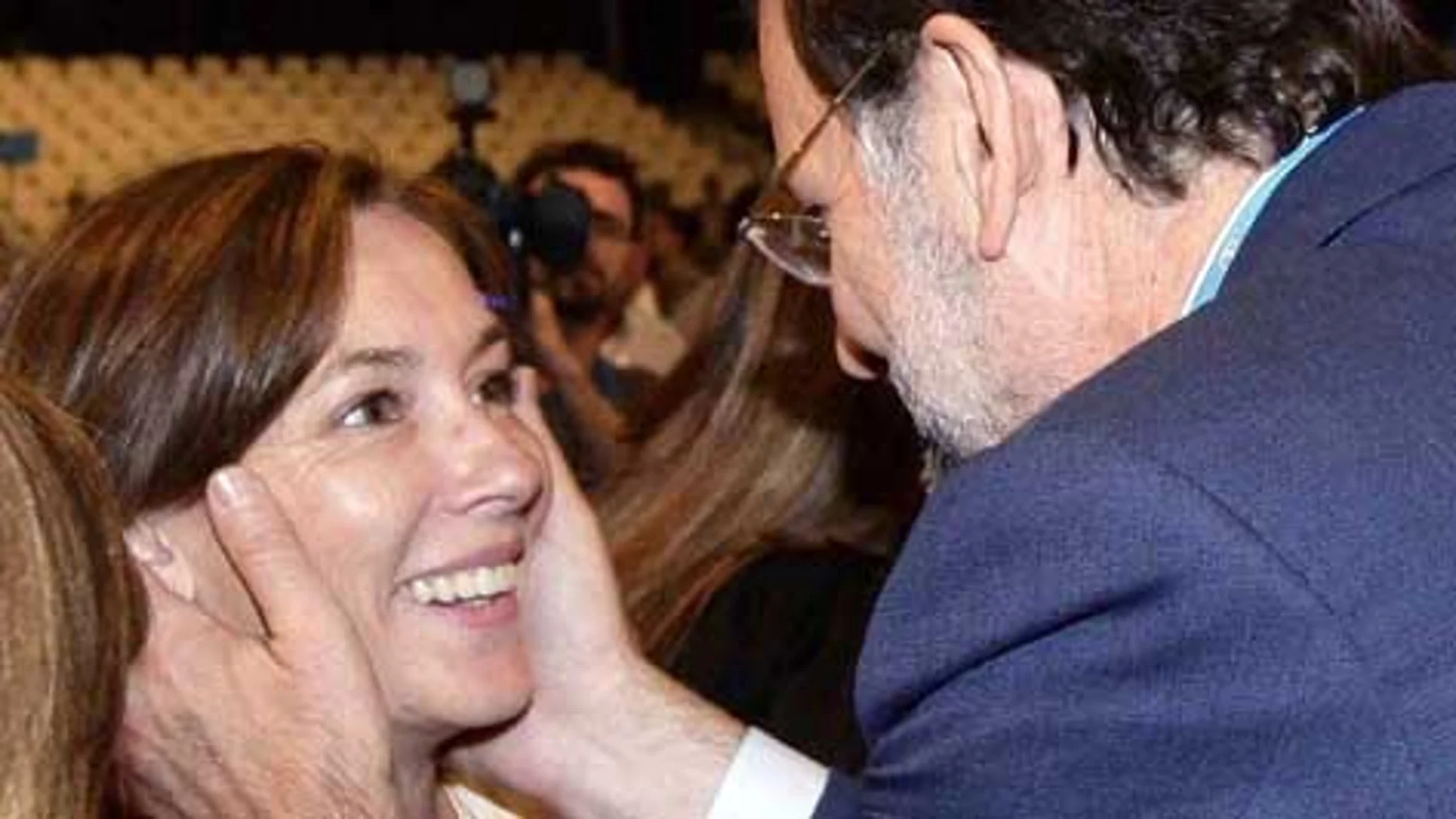 Rajoy saluda a su mujer, Elvira Fernández, en un acto político