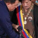 Gadafi recibe una condecoración de Chávez en septiembre de 2009