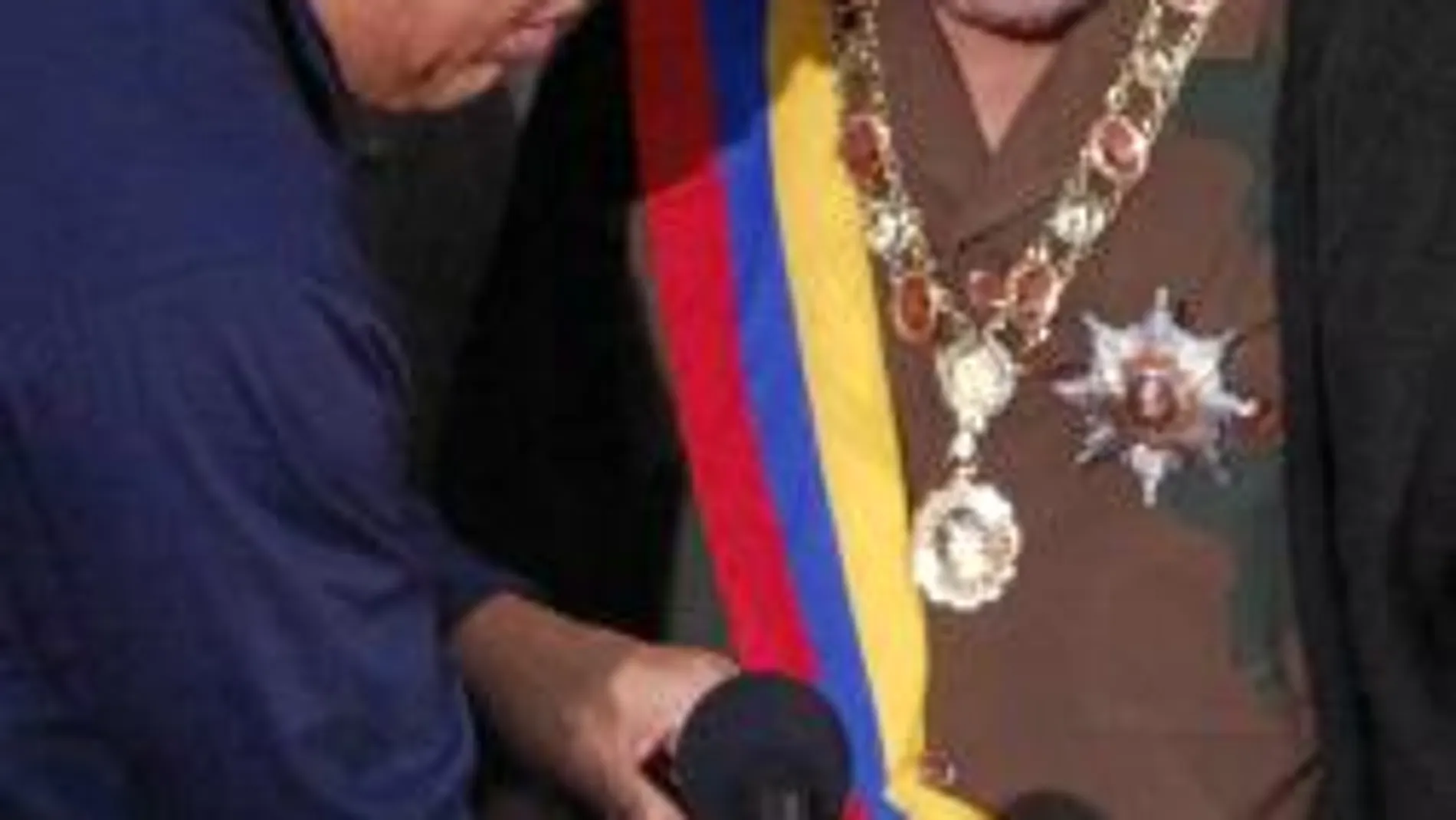 Gadafi recibe una condecoración de Chávez en septiembre de 2009