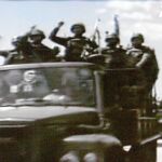 Una imagen de la televisión siria Al Arabiya muestra a los soldados entrando en Yisr al Shugur en un vehículo militar