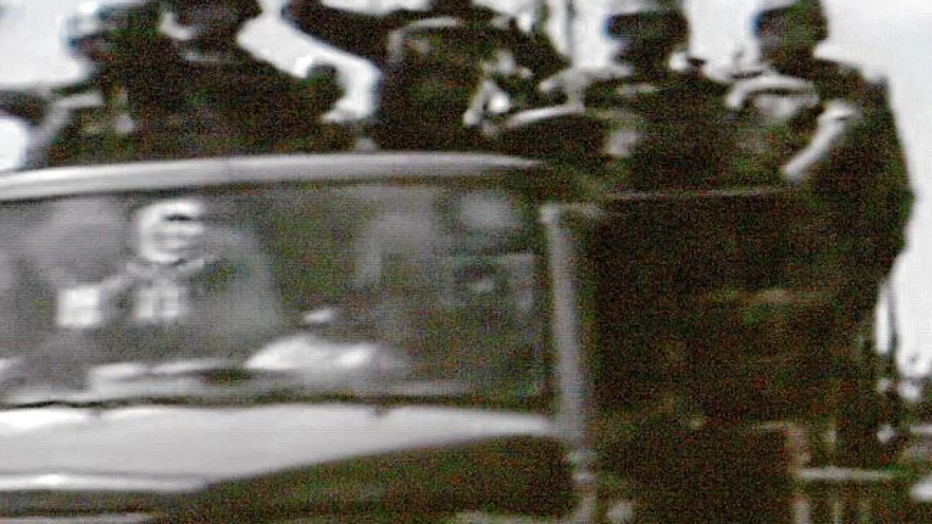 Una imagen de la televisión siria Al Arabiya muestra a los soldados entrando en Yisr al Shugur en un vehículo militar