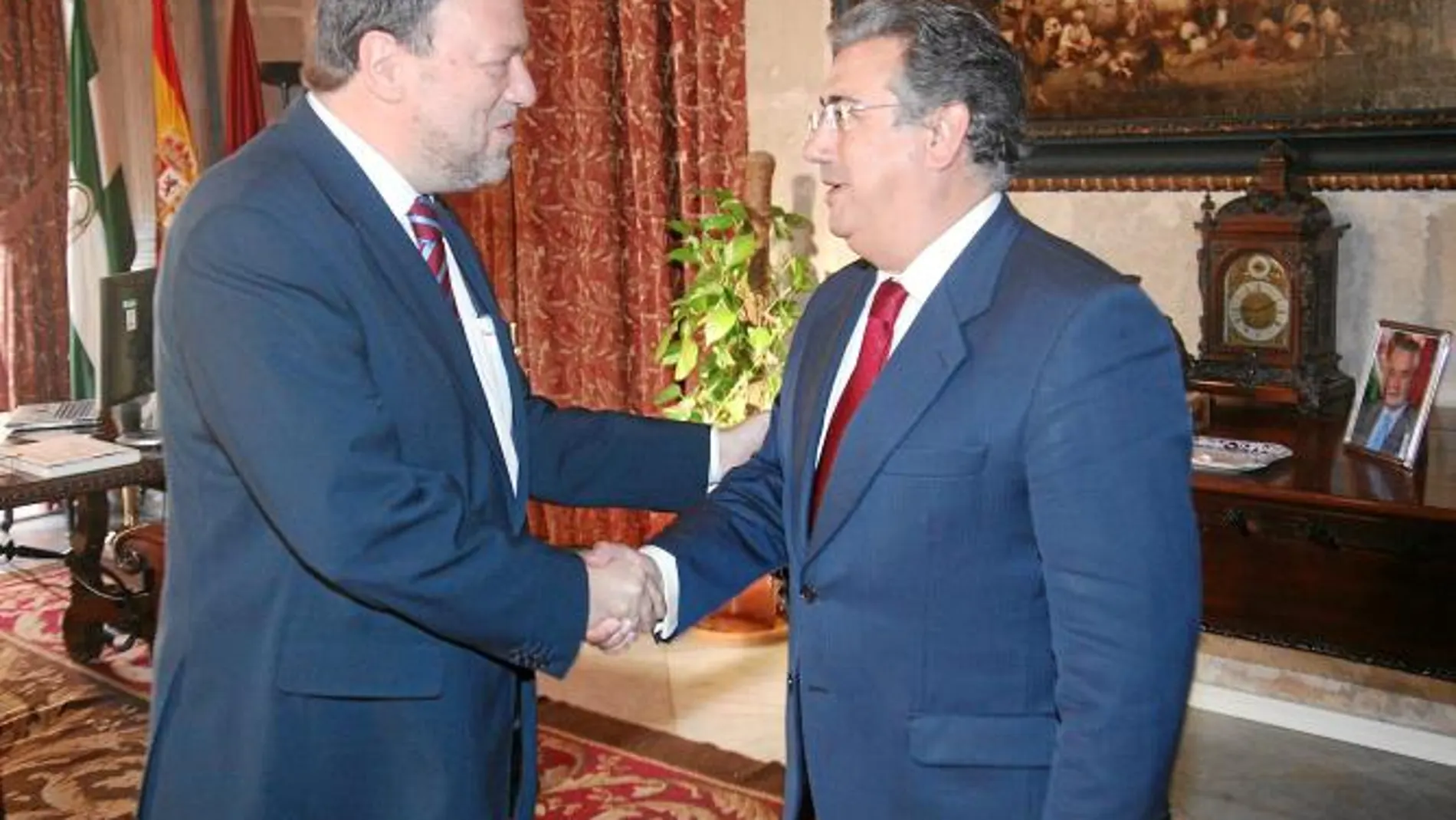 Alfredo Sánchez Monteseirín y Juan Ignacio Zoido se estrechan la mano durante su reunión del miércoles
