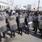 Varios policías antidisturbios desplegados durante una protesta convocada en Argel