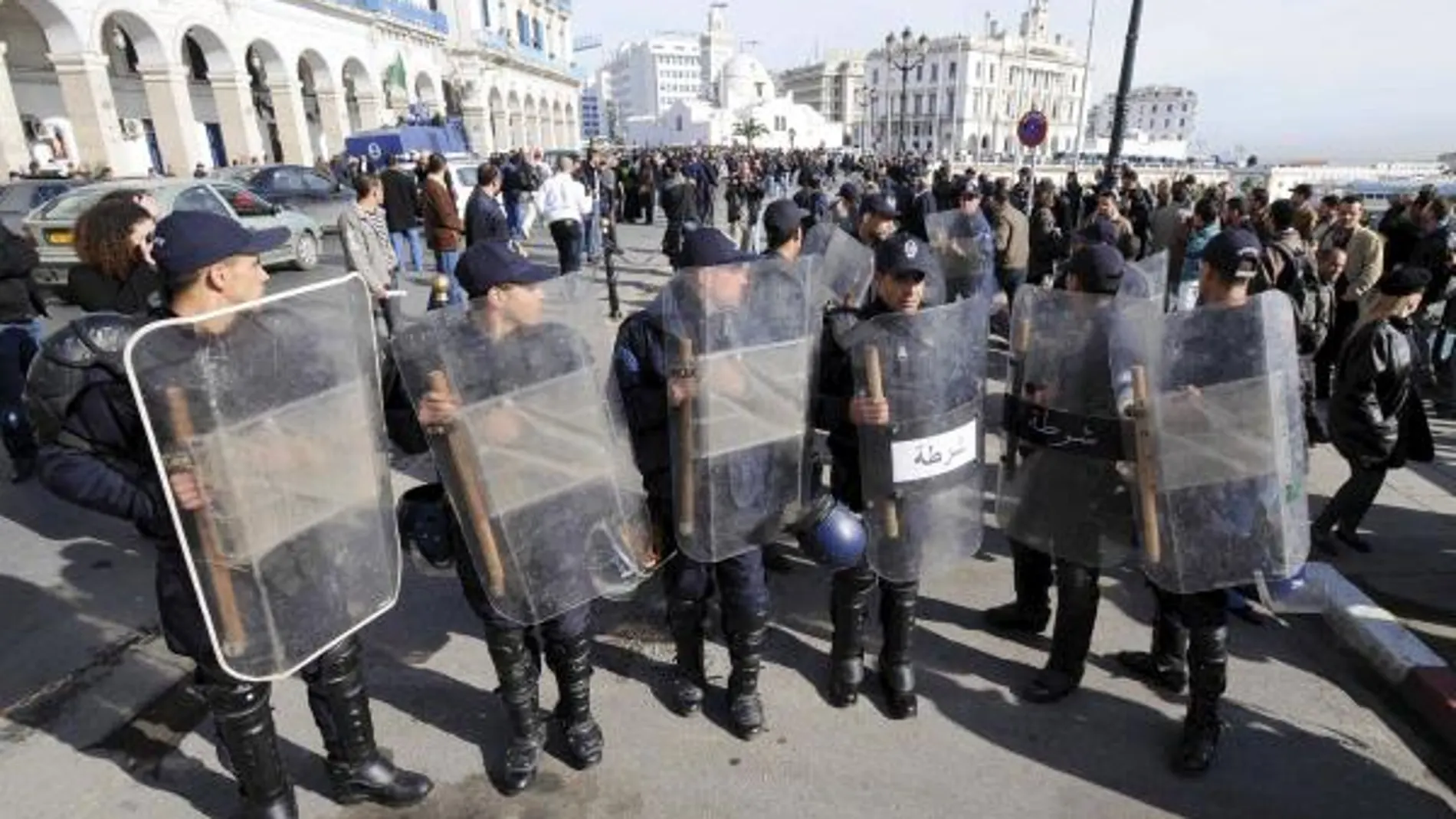 Varios policías antidisturbios desplegados durante una protesta convocada en Argel
