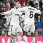 cristiano ronaldo celebra con Adebayor y Özil uno de sus dos goles, que le mantienen como máximo goleador en la Liga