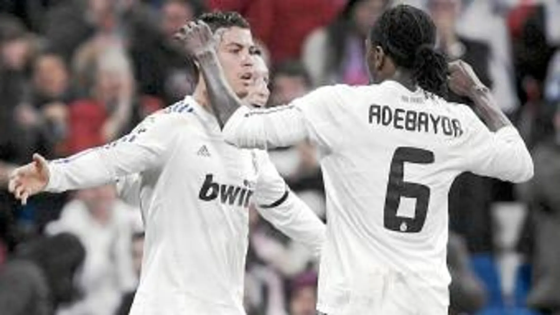 cristiano ronaldo celebra con Adebayor y Özil uno de sus dos goles, que le mantienen como máximo goleador en la Liga