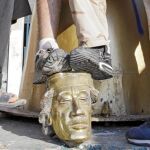 Los rebeldes lograron ayer entrar en el complejo de Bab al Aziziya y destruyeron una de las estatuas doradas de Muamar Gadafi
