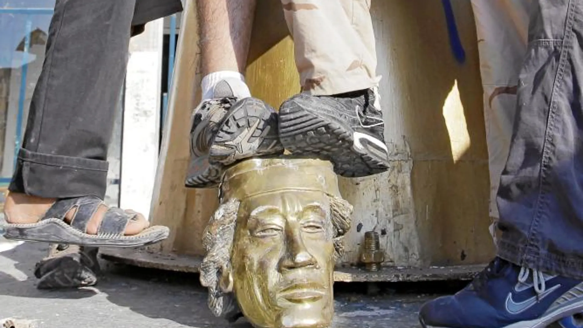 Los rebeldes lograron ayer entrar en el complejo de Bab al Aziziya y destruyeron una de las estatuas doradas de Muamar Gadafi