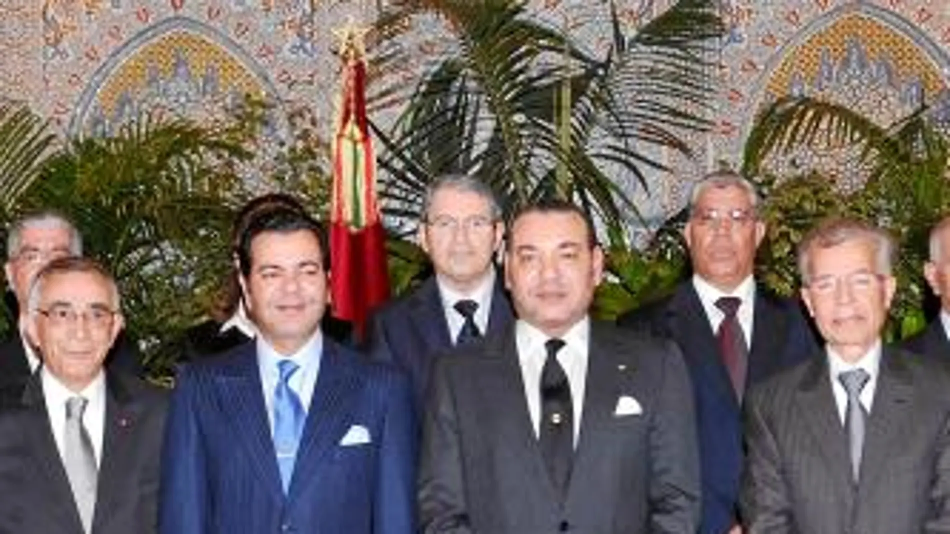 El rey Mohamed VI de Marruecos posa junto a los miembros de la comisión que trabajará en la reforma de la Constitución