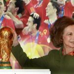 Doña Sofía levanta la Copa del Mundo de Fútbol