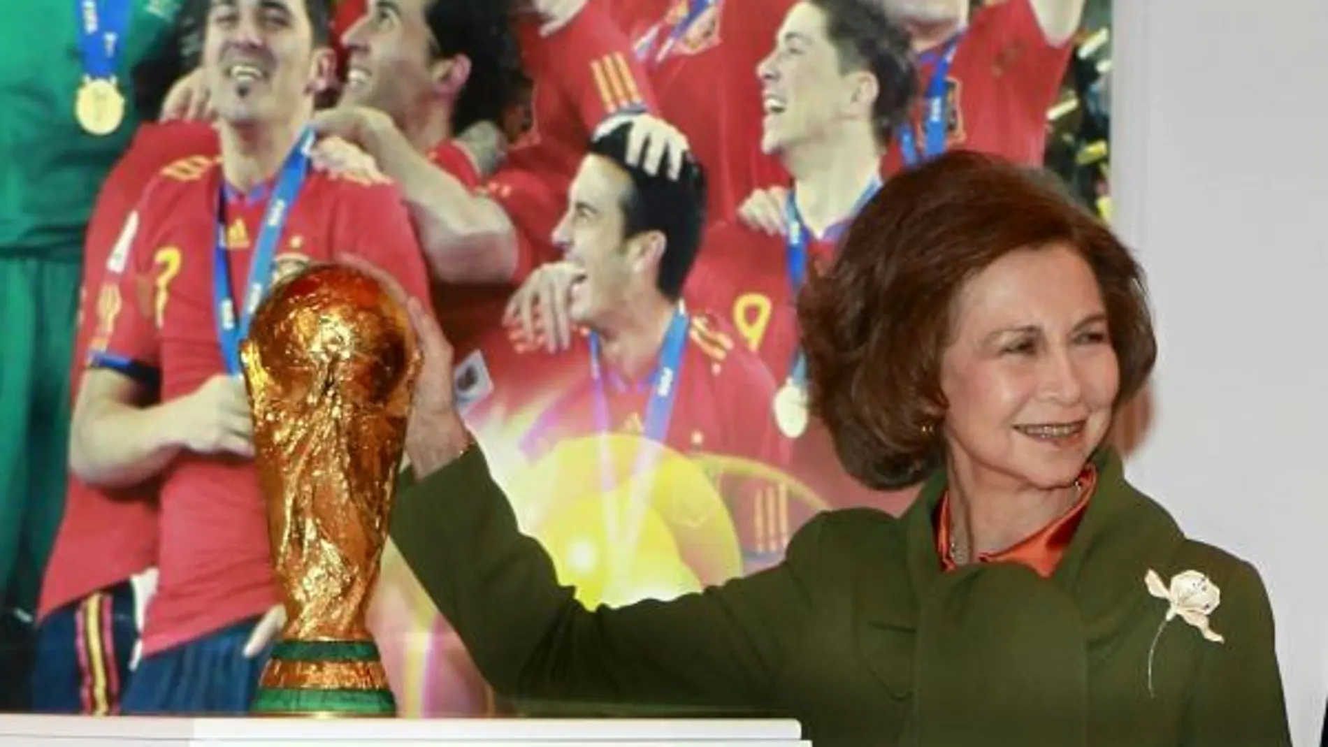 Doña Sofía levanta la Copa del Mundo de Fútbol