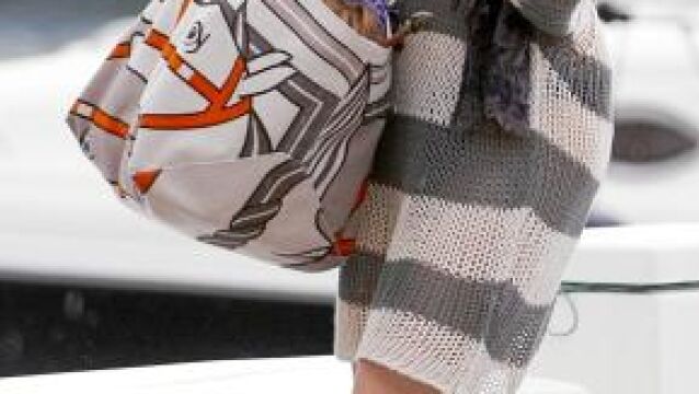 495 euros cuesta el modelo Caravella de Balenciaga que luce Katie Holmes
