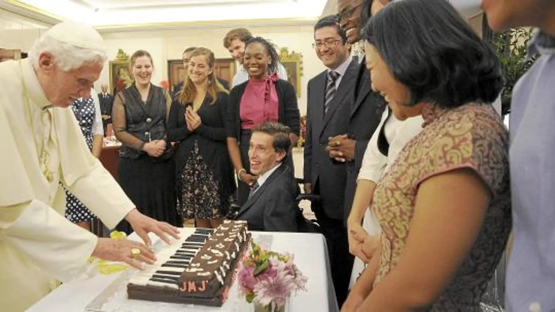 Los jóvenes le regalaron una tarta de chocolate en forma de piano