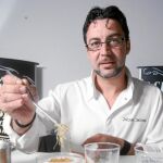 El chef, mientras prepara su cóctel durante la presentación de la botella Old nº 7 de Jack Daniel's