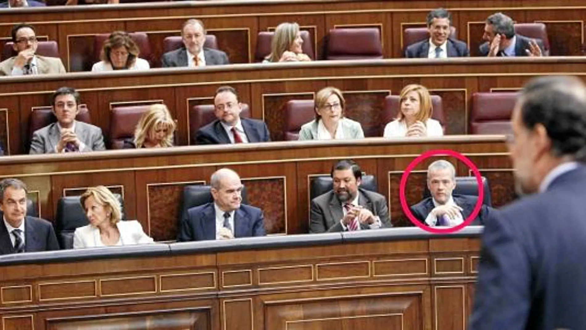 El líder del PP, Mariano Rajoy, se dirige a la Cámara. En el primer círculo rojo, el nuevo ministro de Interior, Antonio Camacho.Tres filas detrás, el diputado Rubalcaba
