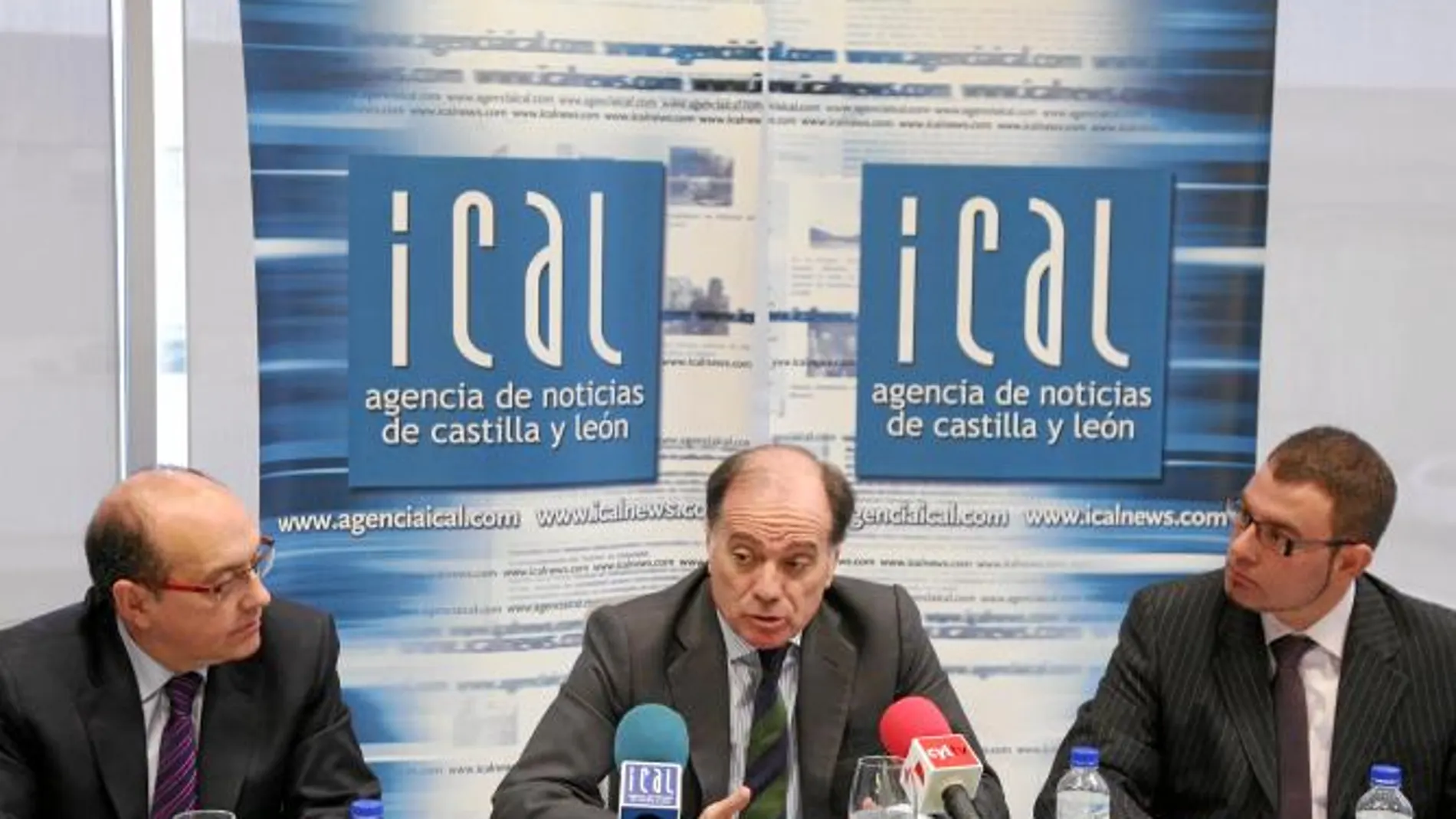 Villanueva junto al director de Contenidos Promecal, Rafael Monje y el director de Ical, Luis Miguel Torres