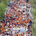 Muchos de los manifestantes salieron a la calle con la ya famosa camiseta naranja que los identifica