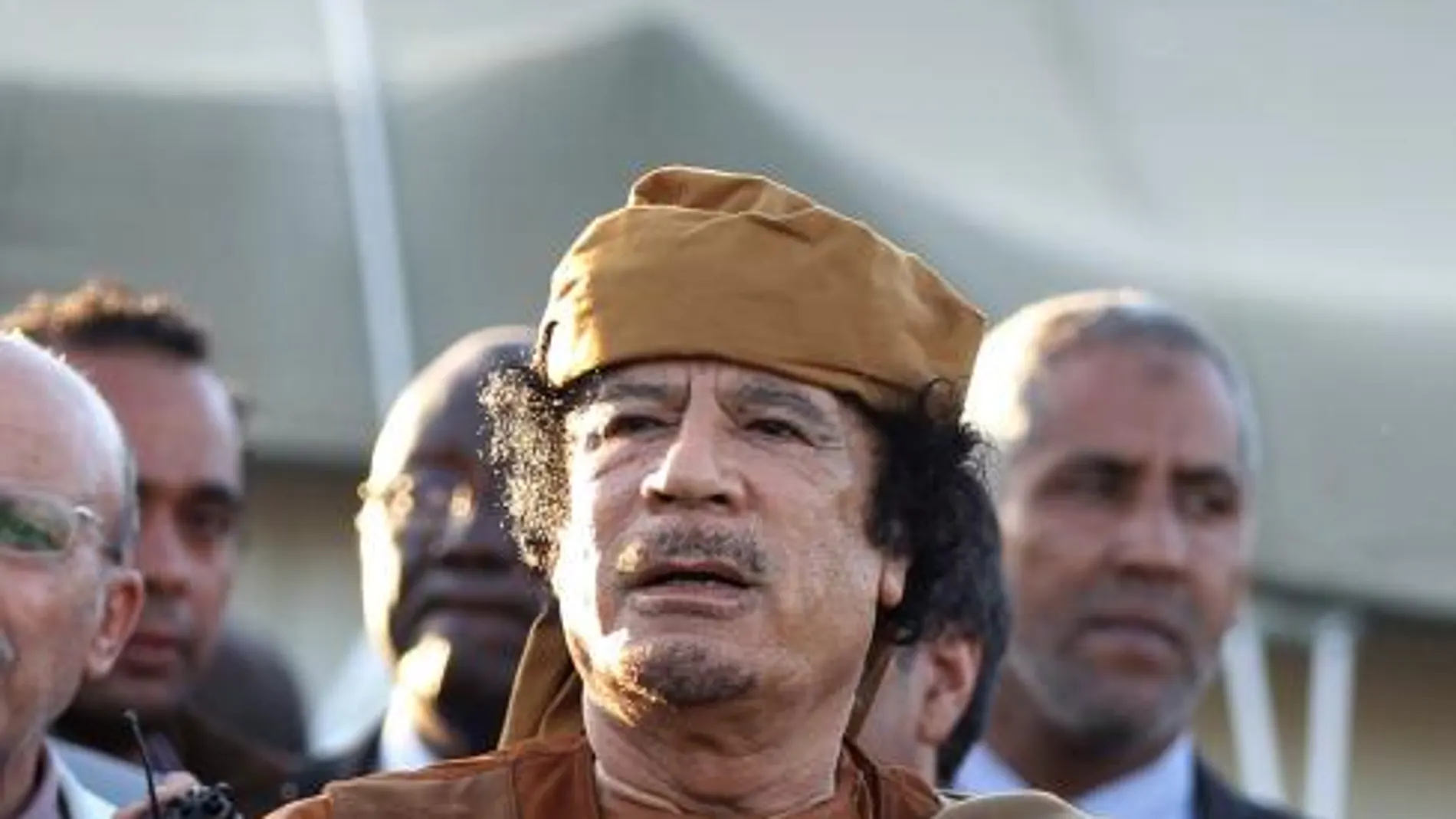 Imagen de archivo tomada el 10 de abril de 2011 que muestra al líder libio Muamar el Gadafi visitando el campamento militar de Bab Al Azizia, en Trípoli, Libia.