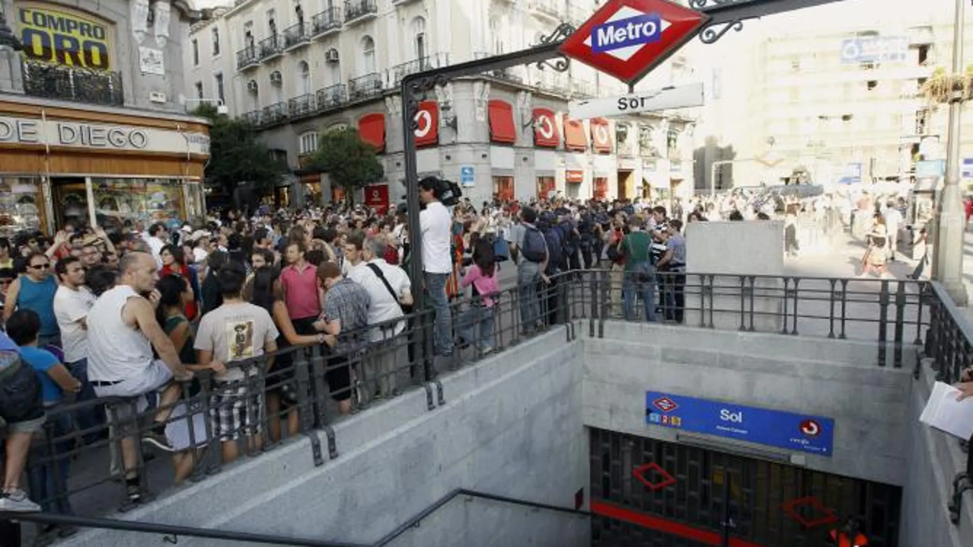 El acceso a la estación de metro de la Puerta del Sol de Madrid, cerrada ante la concentración de un grupo de seguidores del movimiento 15M, esta tarde en la céntrica plaza madrileña