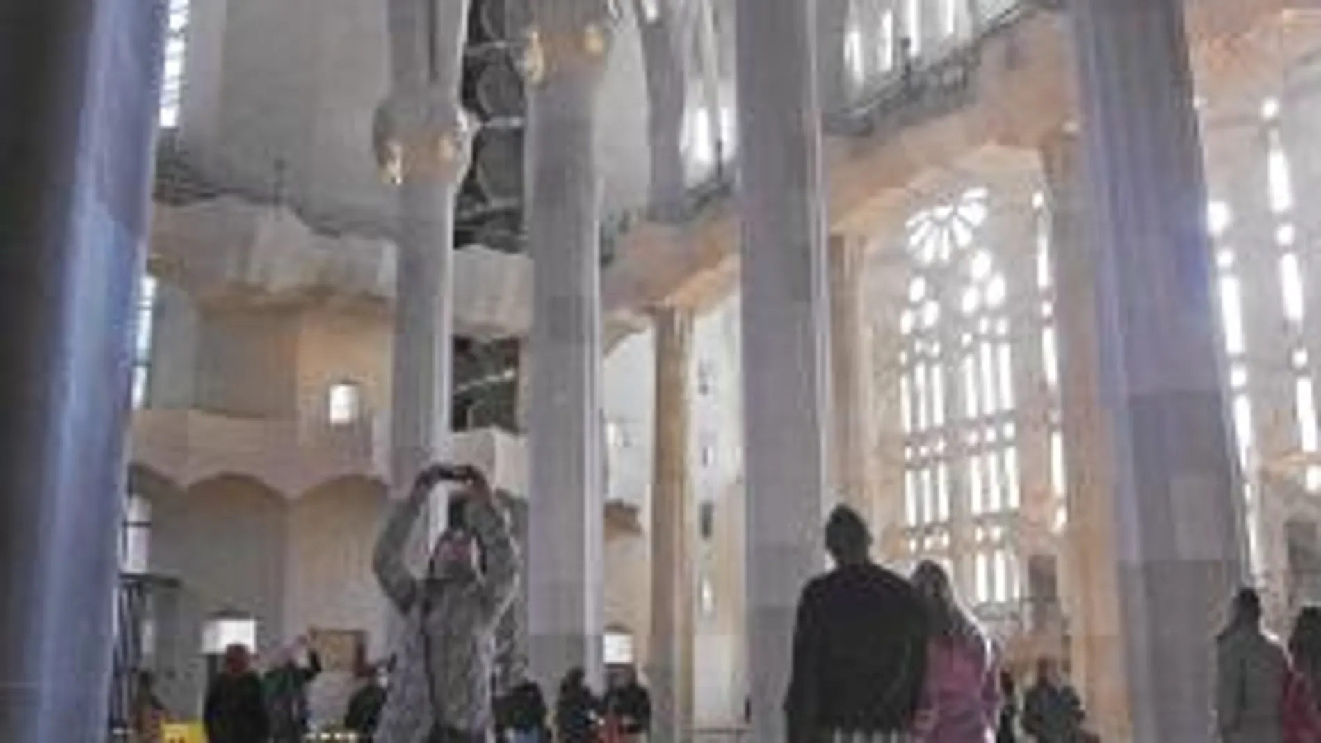 Cientos de personas disfrutaron, entre ellos muchos turistas, de la visita gratuita al templo de la Sagrada Familia