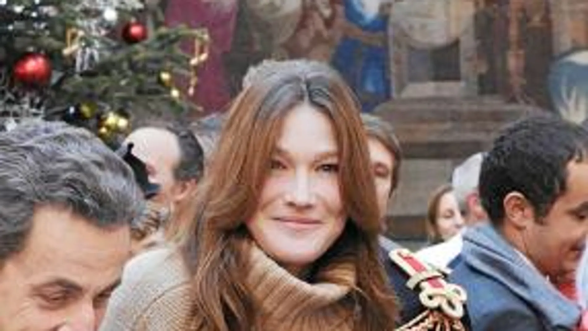 Carla Bruni, ayer, en la entrega de regalos navideños del Elíseo