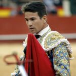 El diestro José María Manzanares da un pase con la muleta durante el sexto festejo de la Feria de Fallas en el que ha compartido cartel con Morante de la Puebla y Daniel Luque, con reses de Núñez del Cuvillo.