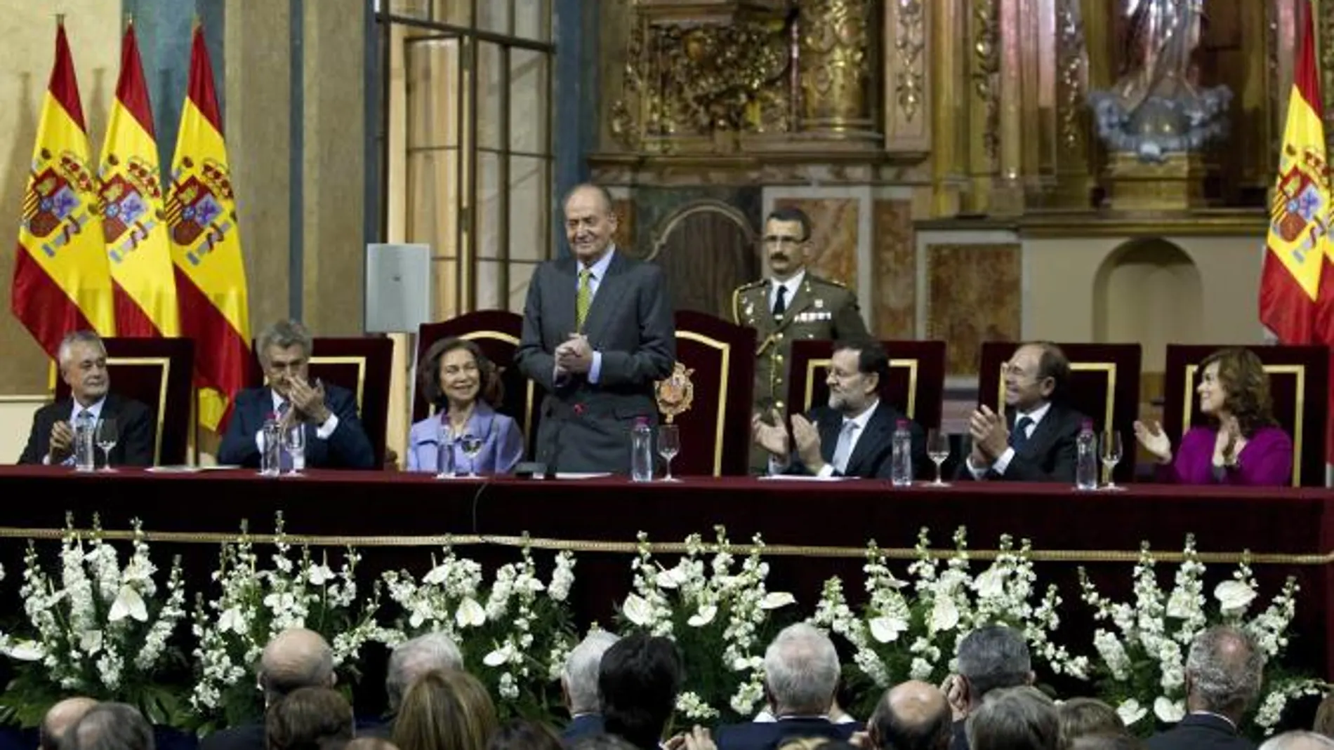 El Rey y Rajoy llaman a revivir la unidad y valentía de 1812 frente a crisis
