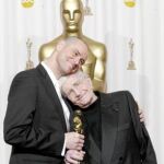 Blake Edwards, junto a Jim Carrey, tras recibir el Oscar honorífico en 1994, el único que recibió en toda su larga carrera