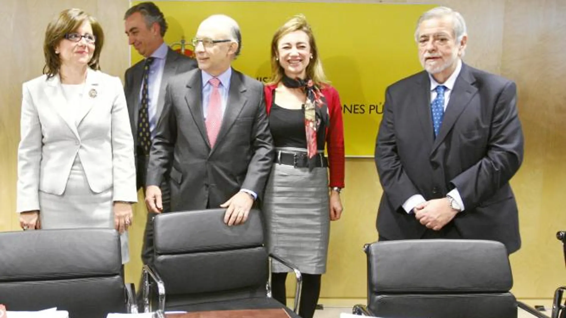 Andalucía se queda sola y rechaza apretarse el cinturón