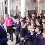 El presidente del PP-A, Javier Arenas, mostró ayer la sede del Parlamento andaluz a un grupo de escolares