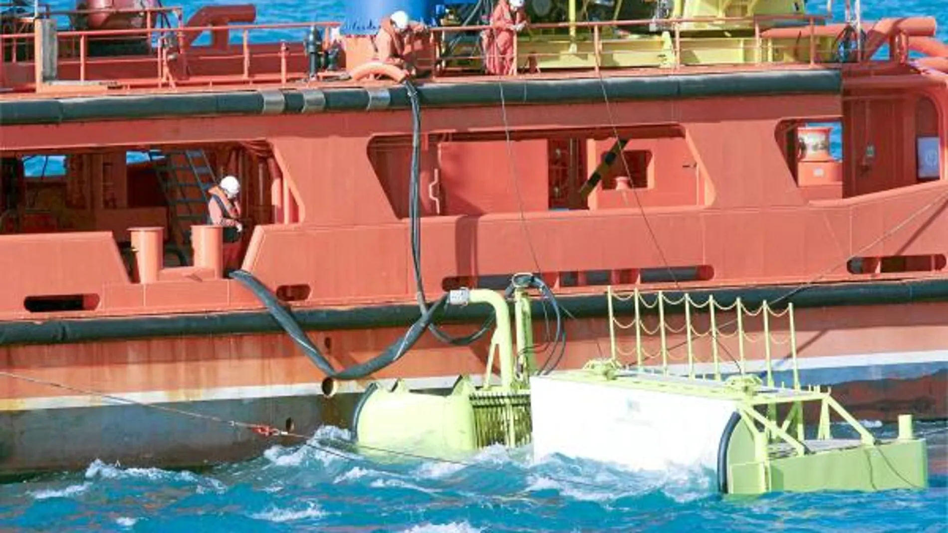 Técnicos de Rescate Marítimo durante las tareas de recogida del primer vertido