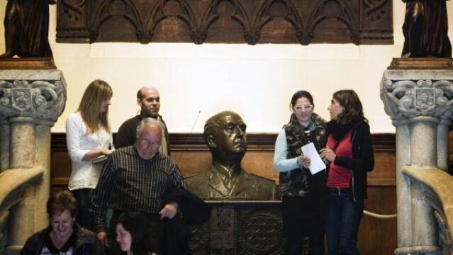 El busto de Franco se encuentra en la escalera principal