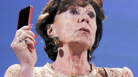 Neelie Kroes es la comisaria europea de Competencia
