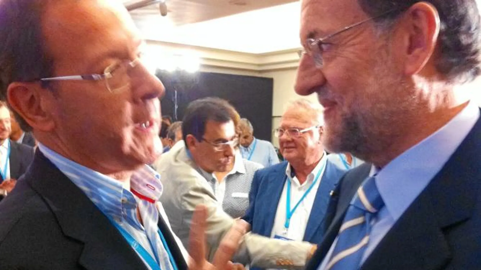 Miguel Ángel Cámara conversa con Mariano Rajoy, durante la XVIII Unión Intermunicipal Popular