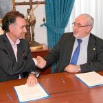 Urbano Catalán y José Luis Mendoza, durante la firma del acuerdo, en el campus de Los Jerónimos
