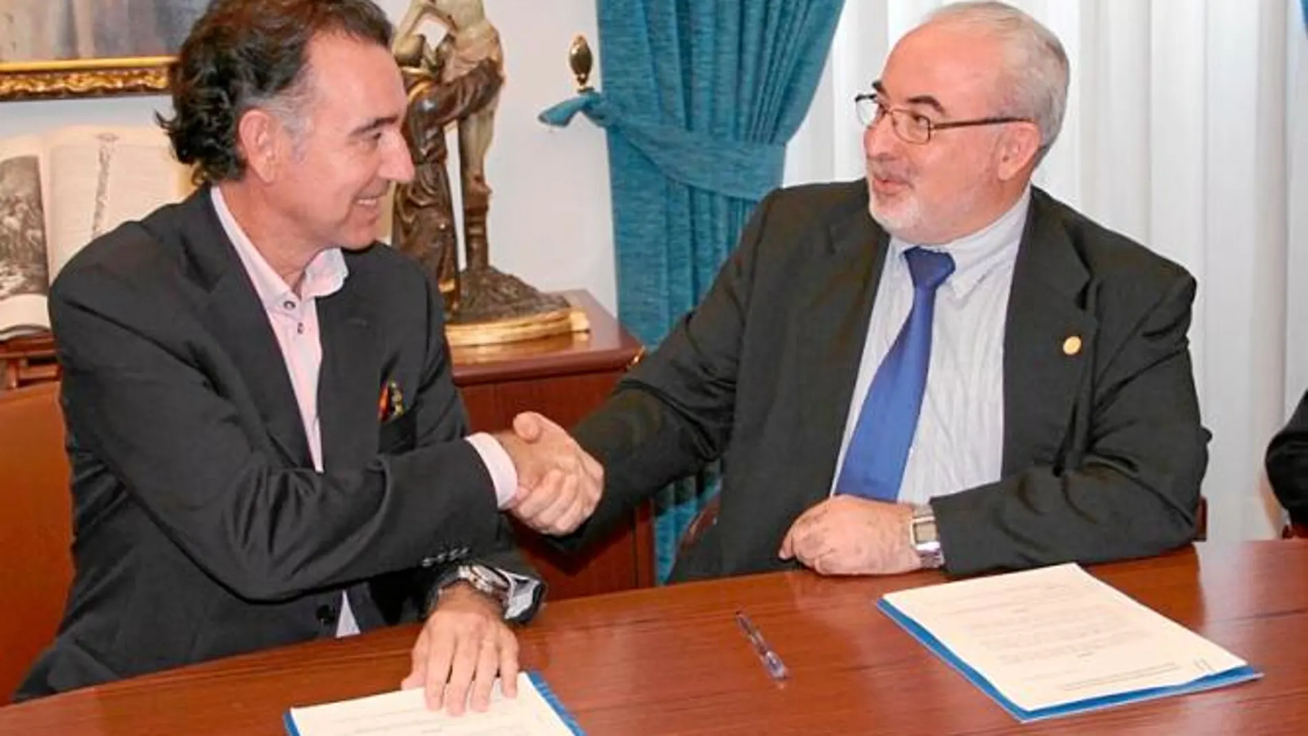 Urbano Catalán y José Luis Mendoza, durante la firma del acuerdo, en el campus de Los Jerónimos