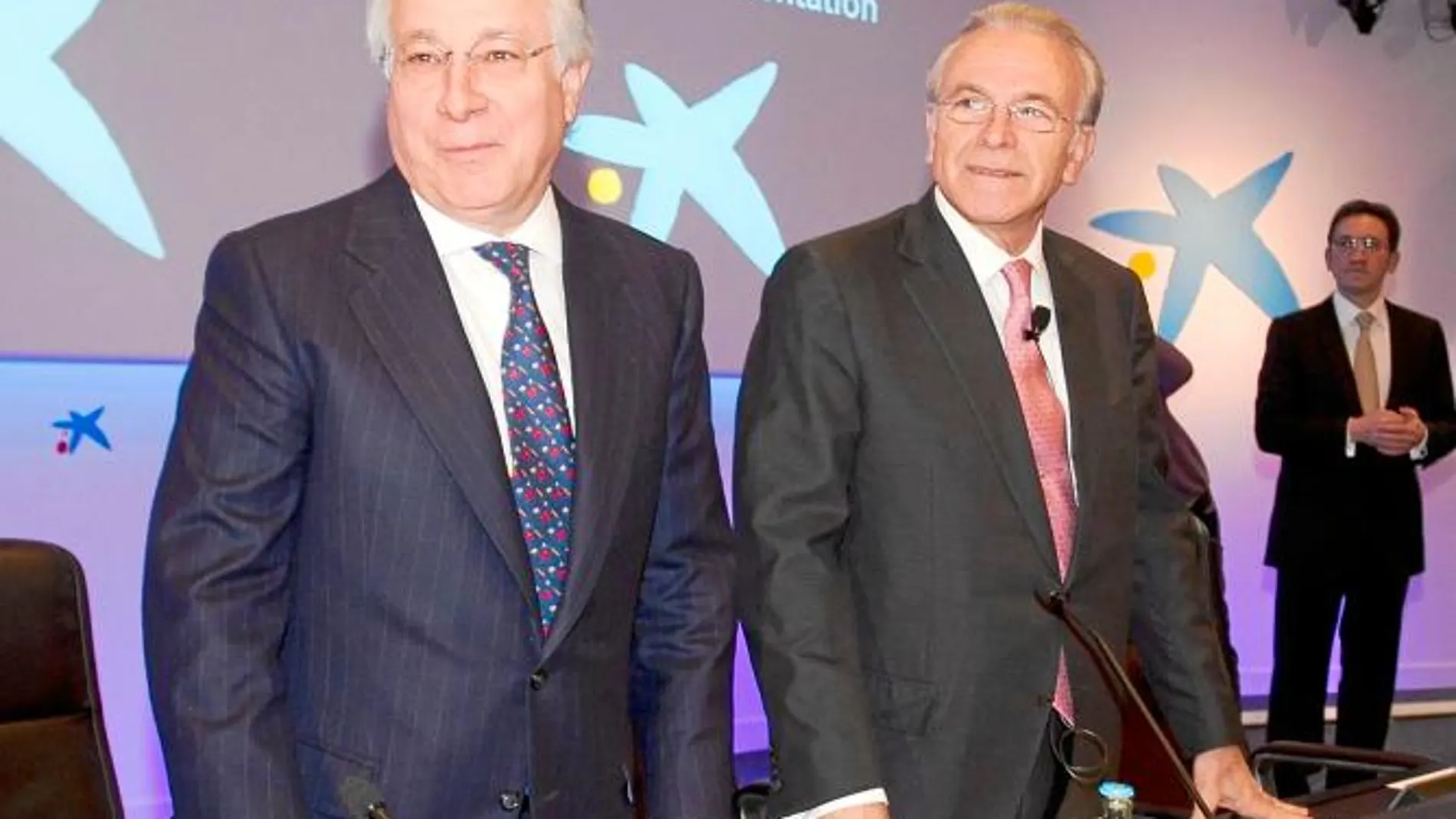 De izquierda a derecha, el director general de La Caixa, Juan María Nin, y el presidente, Isidro Fainé