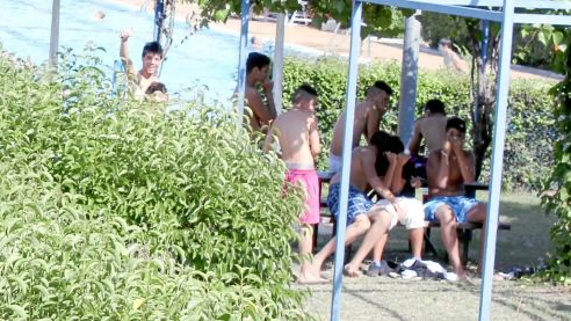Los trabajadores denuncian que muchos usuarios se cuelan en la piscina