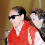 La tonadillera Isabel Pantoja, con una de sus colaboradoras en las instalaciones del aeropuerto de Madrid