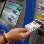 Las pantallas de las expendedoras recargan los abonos sin contacto e informan de su validez