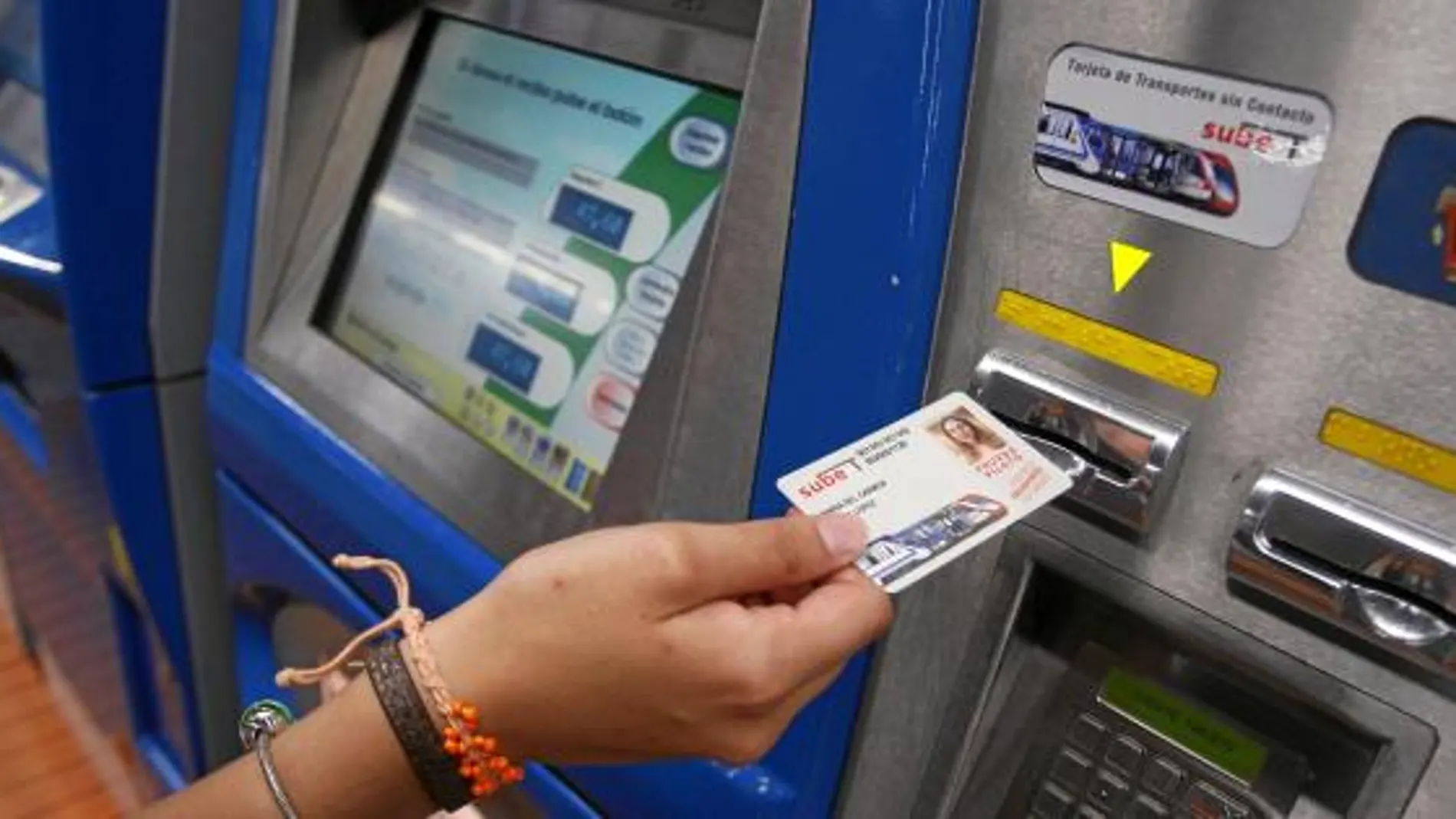 Las pantallas de las expendedoras recargan los abonos sin contacto e informan de su validez