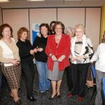 La alcaldesa visitó ayer el Aula de Nuevas Tecnologías para personas mayores que se imparte en el centro municipal de la Amistad