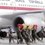 Varios militares portan a su llegada ayer a Las Palmas el féretro del sargento y la soldado fallecidos el domingo