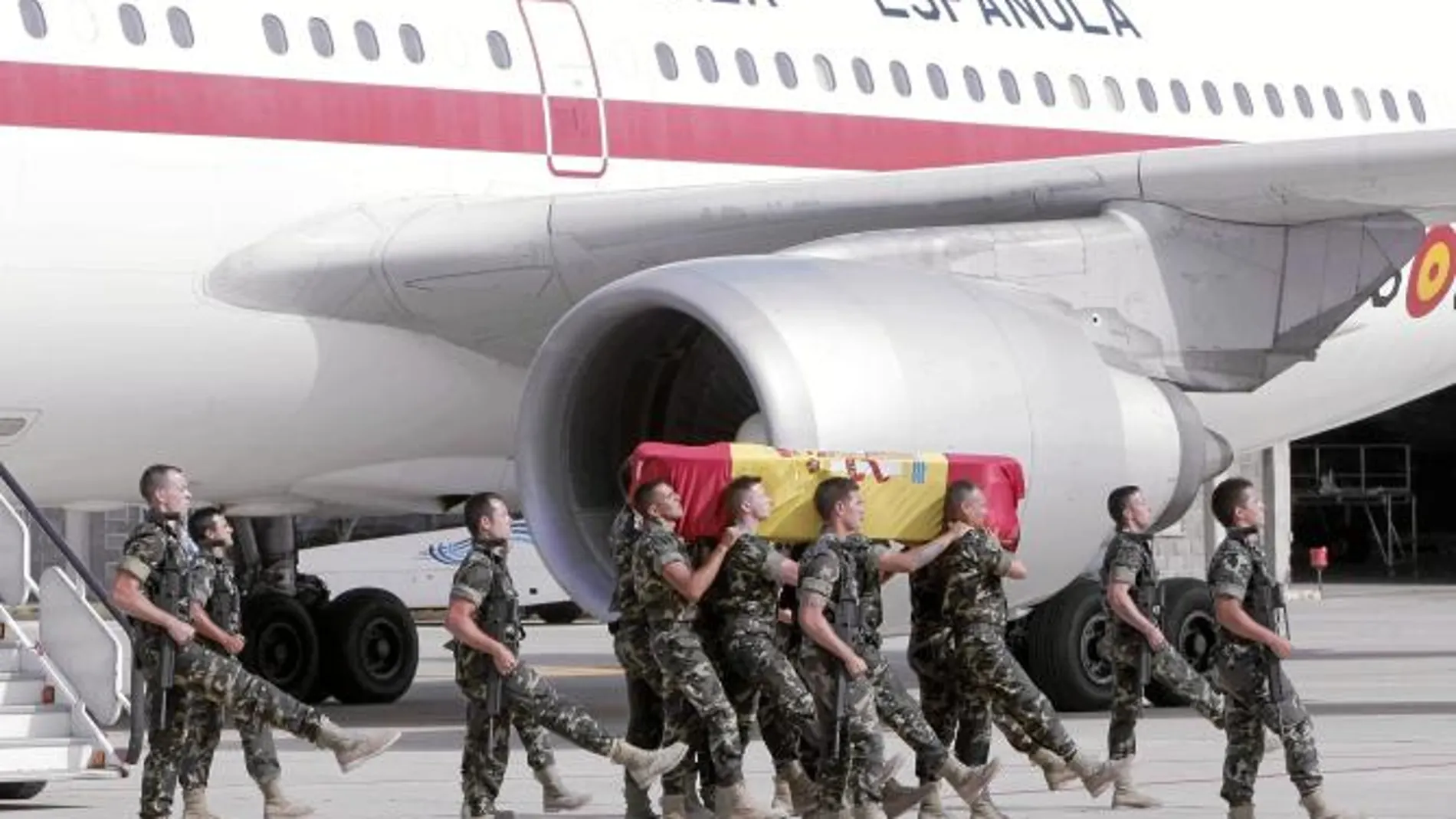 Varios militares portan a su llegada ayer a Las Palmas el féretro del sargento y la soldado fallecidos el domingo